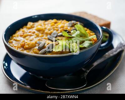 Soupe de pois en deux parties jaune maison Banque D'Images