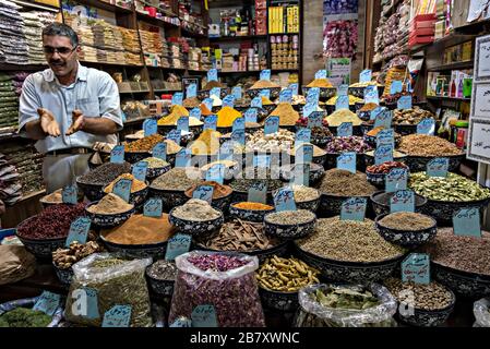 Magasin d'épices dans le bazar de Vakil à Shiraz, Iran. Banque D'Images