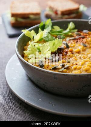 Soupe de pois en deux parties jaune maison Banque D'Images