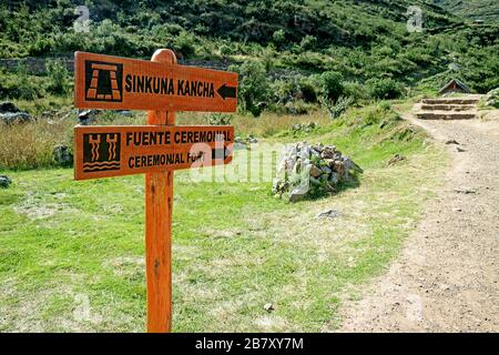 Panneau pour l'emplacement des ruines antiques dans le parc archéologique de Tipin, Vallée Sacrée de l'Inca, région de Cuzco, Pérou Banque D'Images