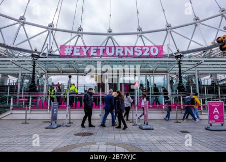 Londres, Royaume-Uni, 18 mars 2020. Le London Eye continue de fonctionner, offrant l'une des seules activités touristiques restantes à la disposition des visiteurs dans la capitale. Au lieu de devoir faire la queue pour entrer, comme c'est normal, les quelques clients sont en mesure d'embarquer les dosettes immédiatement. Banque D'Images