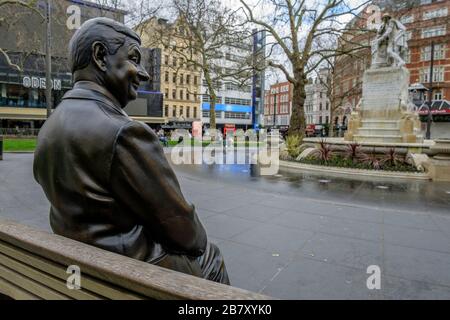 Londres, Royaume-Uni, 18 mars 2020. Une statue de personnage de cinéma populaire, M. Bean, est assise seule sur Leicester Square, une région normalement occupée par les visiteurs de la capitale. Banque D'Images