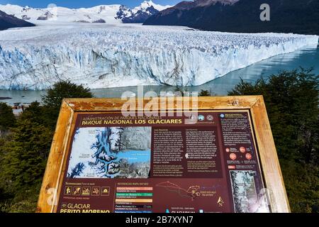 Panneau d'information devant le glacier Perito Moreno, Patagonia, Sant Cruz, Argentine. Banque D'Images