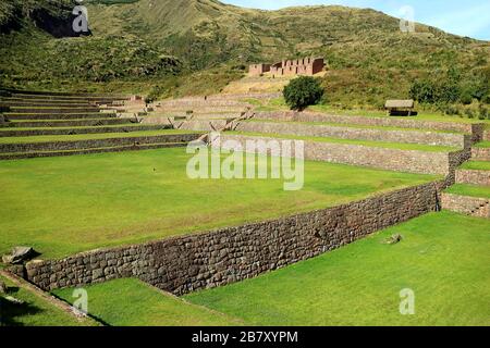 Terrasses agricoles du parc archéologique de Tipin à 3 400 mètres au-dessus du niveau de la mer dans la vallée sacrée de l'Inca, Cuzco, Pérou Banque D'Images