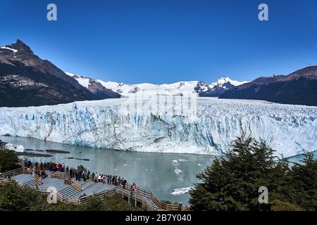 Plate-forme d'observation devant le glacier Perito Moreno, Patagonia, Sant Cruz, Argentine. Banque D'Images