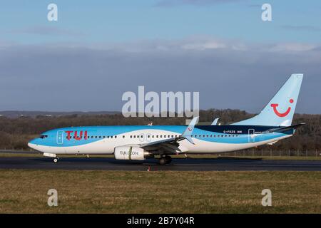 G-FDZS Boeing 737-8K5 de TUI Airways atterrissant à l'aéroport international de Bristol 21 décembre 2019 Banque D'Images