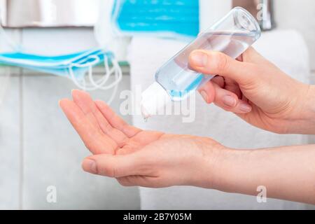 Protection contre le coronavirus hygiène des mains. La femme utilise un désinfectant pour les mains. Solution désinfectante antibactérienne pour savon à base de gel d'alcool, désinfection des mains. Protection de l'hygiène Banque D'Images