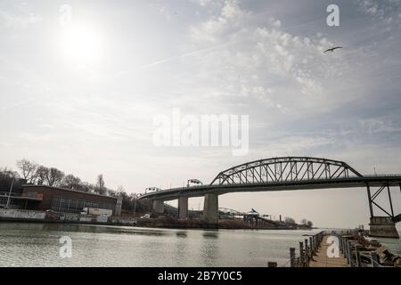 Buffalo, New York, États-Unis. 18 mars 2020. Les États-Unis et le Canada ont fermé la frontière à tous les voyages non essentiels becuase de Covid-19. La frontière de 5 500 milles a été fermée d'un commun accord entre les deux gouvernements. Le pont Peace entre Buffalo (NY) et fort Erie (Ontario) a connu 5 105 882 passages à niveau en 2019. Photo de Brendan Bannon. 18 mars 2020. Buffalo, NY. Crédit : Brendan Bannon/ZUMA Wire/Alay Live News Banque D'Images