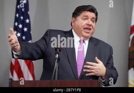 Belleville, États-Unis. 18 mars 2020. Illinois Gov. J.B. Pritzker fait le point aux journalistes sur la réponse à l'échelle de l'État à Coronavirus à Belleville, Illinois, le mercredi 18 mars 2020. 60 membres de la Garde nationale de l'Illinois sont maintenant déployés pour aider à mesure que le nombre de personnes ayant le virus atteint 160 cas dans 15 comtés avec un seul décès. Photo de Bill Greenblatt/UPI crédit: UPI/Alay Live News Banque D'Images