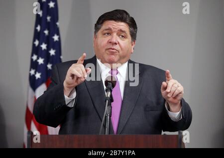 Belleville, États-Unis. 18 mars 2020. Illinois Gov. J.B. Pritzker fait le point aux journalistes sur la réponse à l'échelle de l'État à Coronavirus à Belleville, Illinois, le mercredi 18 mars 2020. 60 membres de la Garde nationale de l'Illinois sont maintenant déployés pour aider à mesure que le nombre de personnes ayant le virus atteint 160 cas dans 15 comtés avec un seul décès. Photo de Bill Greenblatt/UPI crédit: UPI/Alay Live News Banque D'Images