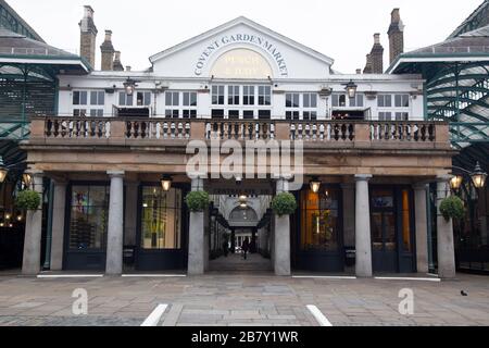 18 mars 2020, Londres : les sites touristiques et les systèmes de transport emblématiques de Londres sont vides car Corona virus conduit les gens hors des rues Banque D'Images