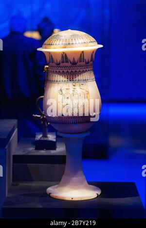 Vase tombeau de Toutankhamun ; vase de Calcite sur un stand peint avec hiéroglyphes égyptiens ; trésors de toutankhamen de l'histoire égyptienne ancienne Banque D'Images