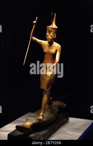 Statue de Toutankhamon ; statue en bois doré de Toutankhamon debout sur un skiff ; trésors de la tombe de Toutankhamon - trésors égyptiens anciens, artefacts. Banque D'Images