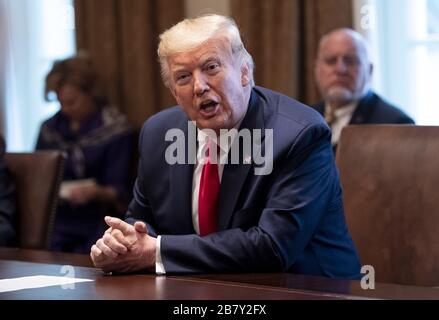 Washington DC, États-Unis. 18 mars 2020. Le président Donald Trump s'adresse aux journalistes lorsqu'il tient une réunion avec des infirmières sur la réponse de la COVID-19 à la Maison Blanche à Washington, DC, le 18 mars 2020, à Washington, DC photo Kevin Dietsch/UPI crédit: UPI/Alay Live News Banque D'Images