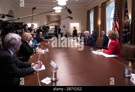 Washington DC, États-Unis. 18 mars 2020. Le président Donald Trump s'adresse aux journalistes lorsqu'il tient une réunion avec des infirmières sur la réponse de la COVID-19 à la Maison Blanche à Washington, DC, le 18 mars 2020, à Washington, DC photo Kevin Dietsch/UPI crédit: UPI/Alay Live News Banque D'Images
