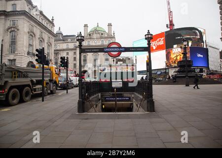 18 mars 2020, Londres : les sites touristiques et les systèmes de transport emblématiques de Londres sont vides car Corona virus conduit les gens hors des rues Banque D'Images
