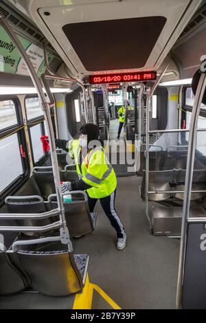 Detroit, Michigan, États-Unis. 18 mars 2020. Les travailleurs désinfectent un autobus urbain entre les courses pour se protéger contre le coronavirus Covid-19. Les nettoyages sont le résultat d'une grève d'un jour par les chauffeurs d'autobus, membres de la section locale 26 du Syndicat de transit fusionné. Crédit: Jim West/Alay Live News Banque D'Images