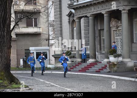 Les soldats en uniformes bleus de cérémonie avec fusils marchent devant le bâtiment de la présidence serbe Banque D'Images