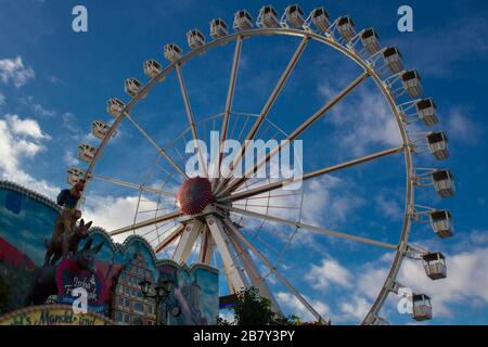 ferris Wheel à la traditionnelle, historique foire d'amusement à Brême, Allemagne, un jour ensoleillé avec ciel bleu dans le fond Banque D'Images