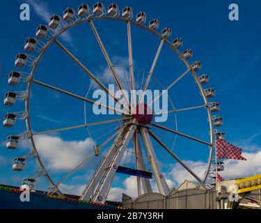 ferris Wheel à la traditionnelle, historique foire d'amusement à Brême, Allemagne, un jour ensoleillé avec ciel bleu dans le fond Banque D'Images