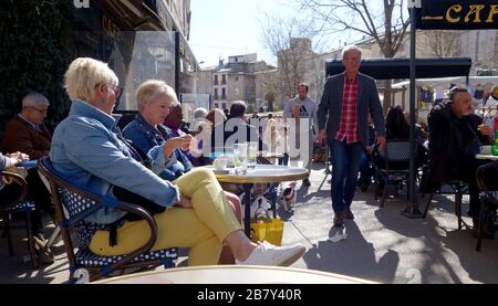 Café-bar à Pezenas, dans le sud de la France, le jour du marché. Marchés français gens occupés foules ville animée europe style de vie européen communauté socialisante Banque D'Images