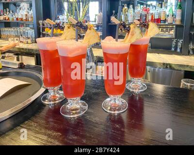 Cocktails Singapore Sling au long Bar au Raffles Hotel Singapore, Beach Road, île de Singapour, Singapour Banque D'Images