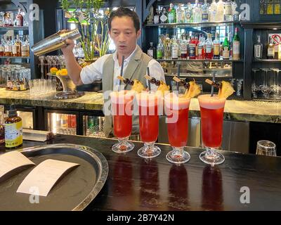 Cocktails Singapore Sling au long Bar au Raffles Hotel Singapore, Beach Road, île de Singapour, Singapour Banque D'Images