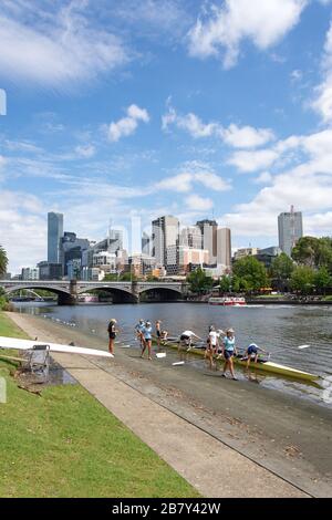 Vue sur la ville de l'autre côté de la Yarra River depuis Alexandra Gardens, Melbourne, Victoria, Australie Banque D'Images