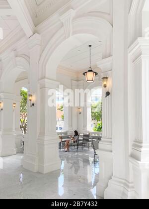 Terrasse de jardin au Raffles Hotel Singapore, Beach Road, Civic District, Central Area, Singapour Banque D'Images