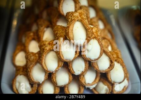 Dessert italien doux, pile de pâte de cannoli remplie de fromage à la crème ricotta près Banque D'Images