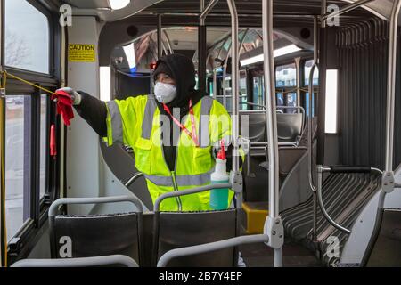 Detroit, Michigan, États-Unis. 18 mars 2020. Les travailleurs désinfectent un autobus urbain entre les courses pour se protéger contre le coronavirus Covid-19. Les nettoyages sont le résultat d'une grève d'un jour par les chauffeurs d'autobus, membres de la section locale 26 du Syndicat de transit fusionné. Crédit: Jim West/Alay Live News Banque D'Images