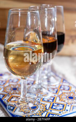 Gros plan de délicieux vins fortifiés d'Andalousie, Espagne, différents types de sherry en verres, couleurs d'andalouisa Banque D'Images