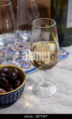 Gros plan de délicieux vins fortifiés d'Andalousie, Espagne, différents types de sherry dans des verres et des olives, couleurs d'andalouisa Banque D'Images