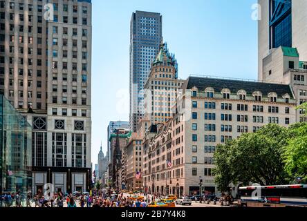 New York, New York / Etats-Unis - 12 juillet 2014 : vue sur la jonction de la Cinquième Avenue et de la 58ème rue, dans le centre de Manhattan. Banque D'Images