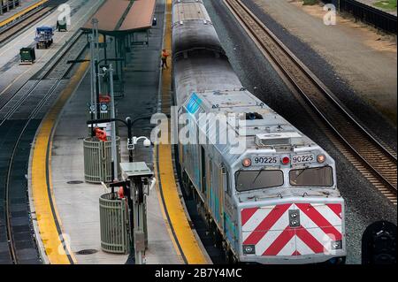 Sacramento, Californie, États-Unis. 18 mars 2020. Un travailleur isolé nettoie la zone d'attente du train Amtrack lors de l'éclosion de coronavirus le mercredi 18 mars 2020 à Sacramento. Crédit: Paul Kitagaki Jr./ZUMA Wire/Alay Live News Banque D'Images