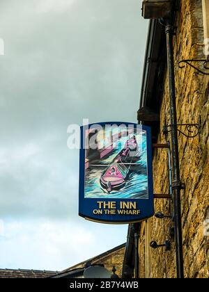 Panneau pub pour un bar sur le côté du canal Liverpool de Leeds. On l'a appelé l'Inn on the Wharf mais il est maintenant fermé, comme beaucoup de pubs à Burnley Banque D'Images