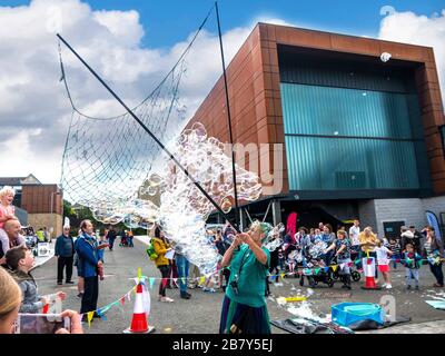 Magnifique exposition de Bubble Making à la célébration du canal de Liverpool de Leeds à Burnley Lancashire Banque D'Images