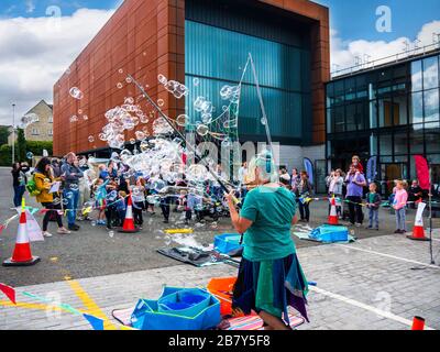 Magnifique exposition de Bubble Making à la célébration du canal de Liverpool de Leeds à Burnley Lancashire Banque D'Images