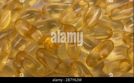 Vitaminen Omega 3 huile de poisson en capsules sur fond blanc. Banque D'Images