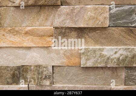 Le beau mur de pierre beige de l'ancien bâtiment se compose de petites briques. Banque D'Images