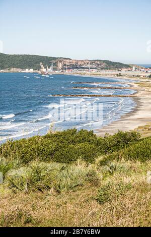 Vue sur le port d'Imbituba. Imbituba, Santa Catarina, Brésil. Banque D'Images