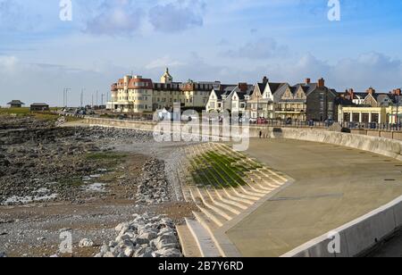 PORTHCAWL, PAYS DE GALLES - FÉVRIER 2020: Les nouvelles défenses en béton sur les côtes et les mers à Porthcawl. Le béton est recouvert d'algues vertes Banque D'Images