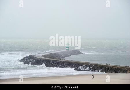 Jetée de Scheveningen, la Haye par temps de tempête. Banque D'Images