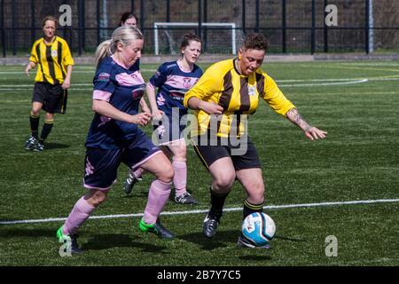 Ballon de football pour Femme à Ebbw Vale, au Pays de Galles. Banque D'Images