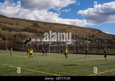 Ballon de football pour Femme à Ebbw Vale, au Pays de Galles. Banque D'Images