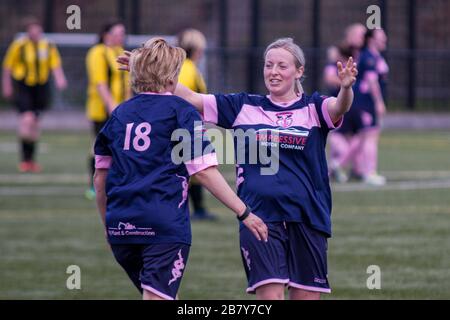 Ballon de football pour Femme à Ebbw Vale, au Pays de Galles. Banque D'Images