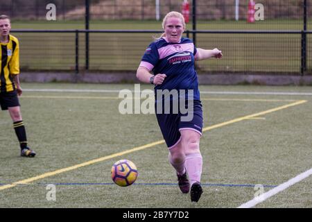 Ballon de football pour Femme à Ebbw Vale, au Pays de Galles. Banque D'Images