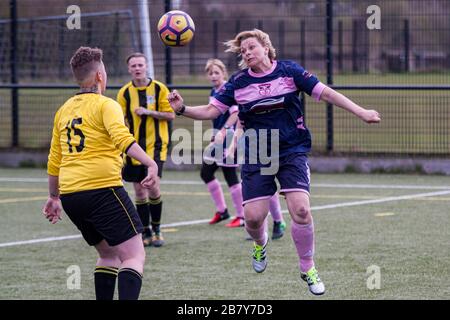 Ballon de football pour Femme à Ebbw Vale, au Pays de Galles. Banque D'Images