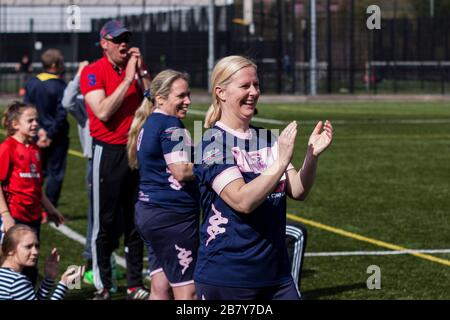 Ballon de football pour Femme à Ebbw Vale, au Pays de Galles. Banque D'Images