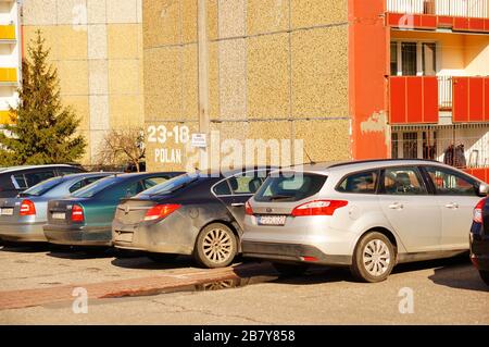 POZNAN, POLOGNE - 08 mars 2020: Rangée de voitures garées devant un immeuble d'appartements. Banque D'Images